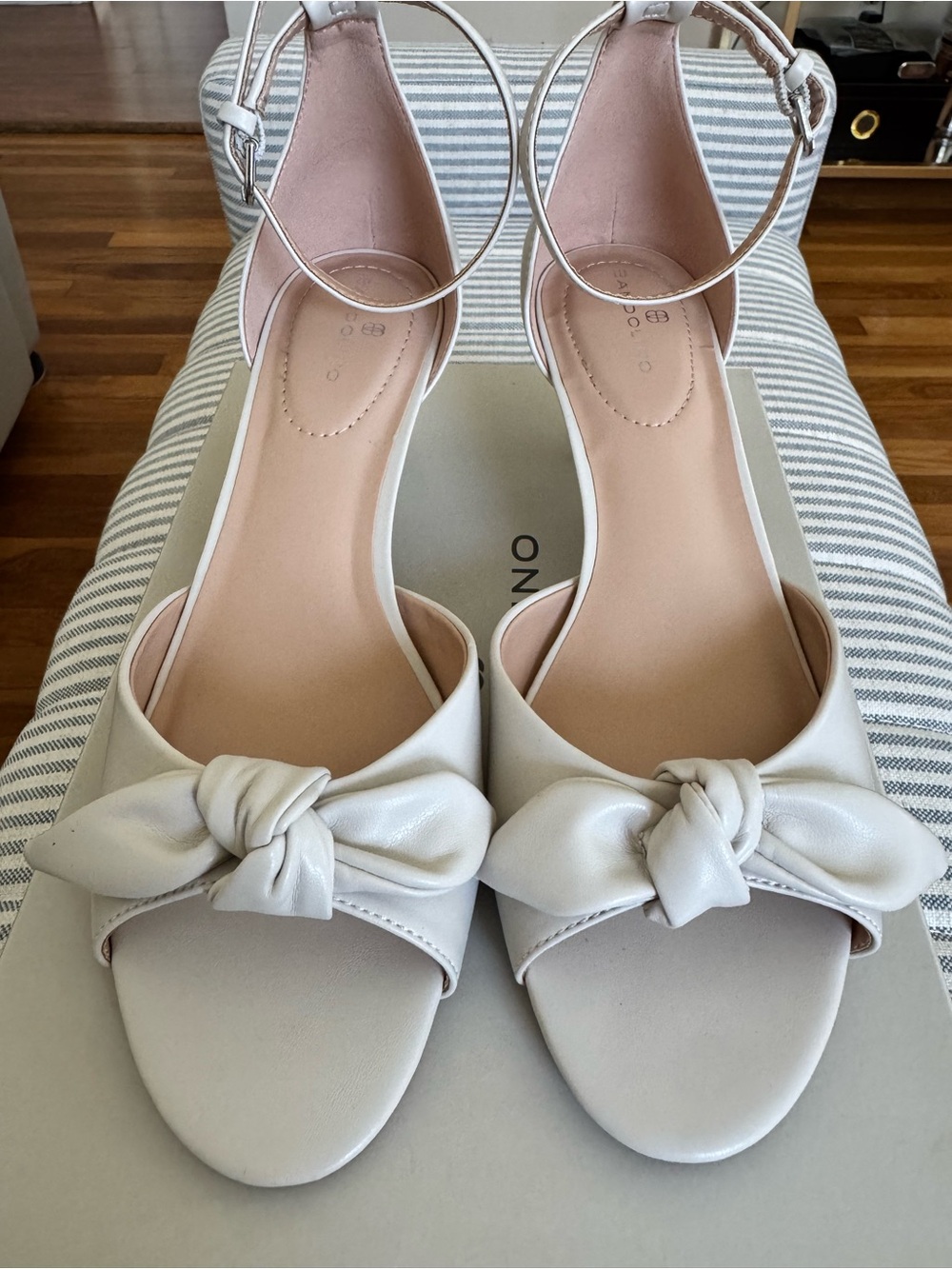 Bandolino Kitten Heel - Picture 2 of 6